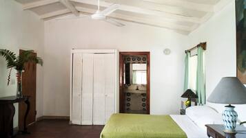 Habitación clásica, 2 camas Queen size, para no fumadores, vista al océano | Ropa de cama hipoalergénica y caja de seguridad en la habitación