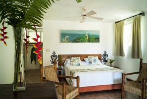 Allergitestade sängkläder, värdeförvaringsskåp på rummet och skrivbord