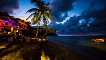 Trên bãi biển, cát trắng, ghế dài tắm nắng, khăn tắm biển