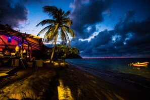 Plage, sable blanc, chaises longues, serviettes de plage
