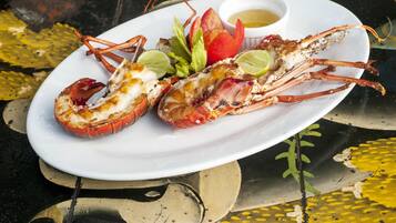 Phục vụ bữa sáng, các món ăn phong cách fusion, nhìn ra bãi biển