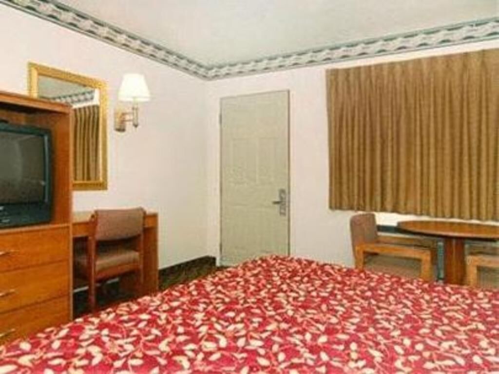 Premium bedding, iron/ironing board, free cots/infant beds