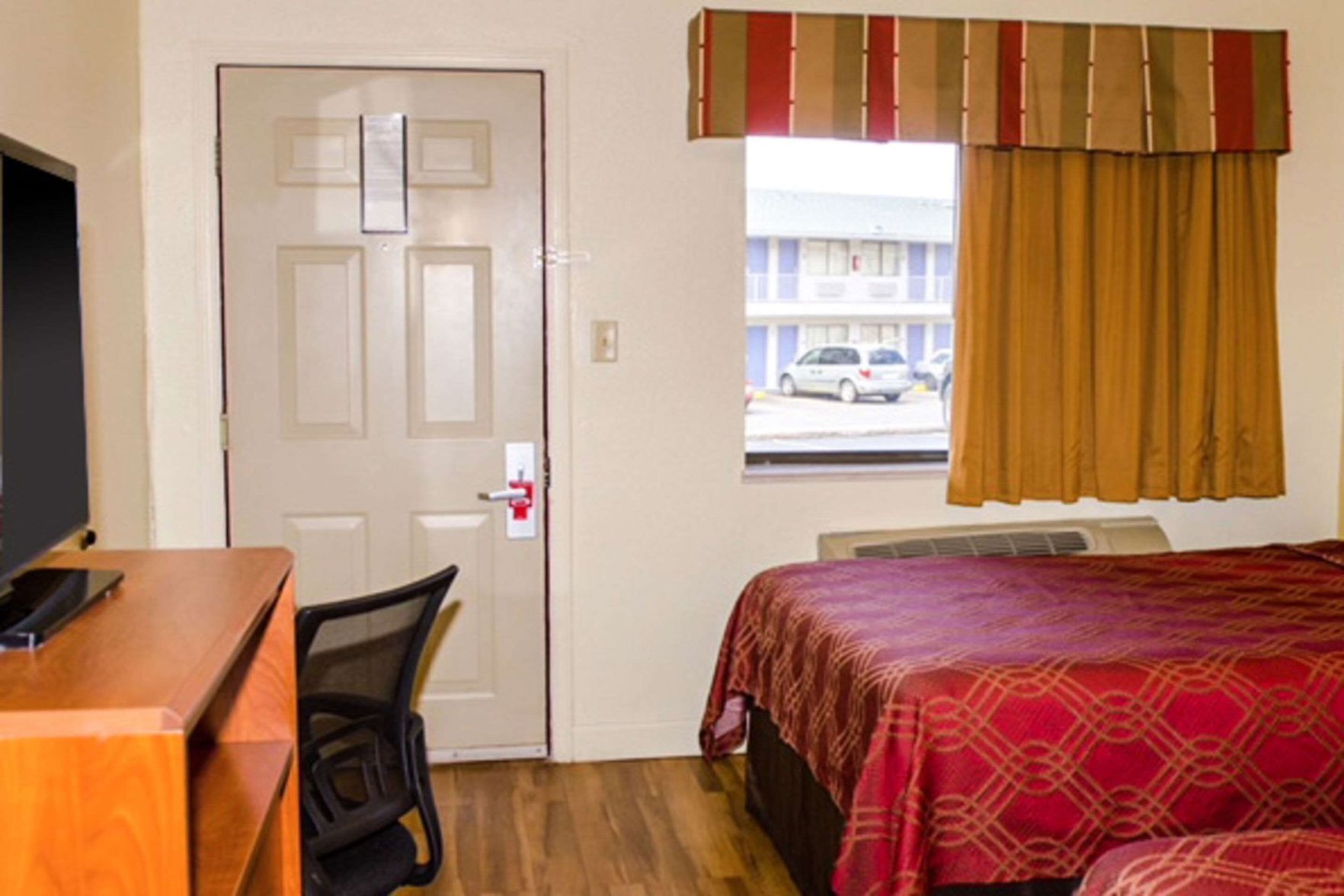 Premium bedding, iron/ironing board, free cots/infant beds