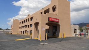 Un grand bâtiment de couleur beige sur lequel on peut lire l’inscription « EconoLodge ».