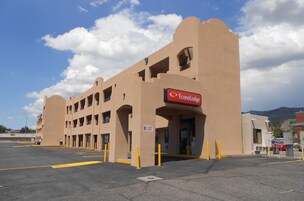 Un edificio grande de color beige con un letrero que dice "EconoLodge".