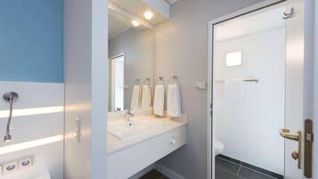 Dusche, kostenlose Toilettenartikel, Haartrockner, Handtücher