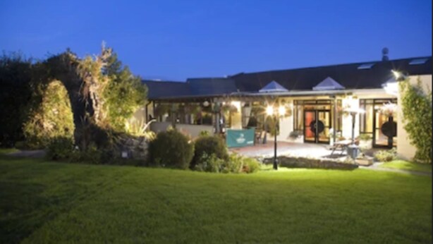 Front of property - evening/night - Greenhills Hotel (Limerick)