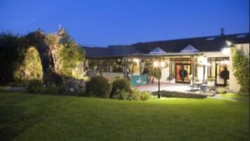 Voorkant accommodatie - avond/nacht