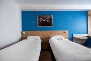 Standard Twin Room | 1 bedroom, desk, laptop workspace, blackout drapes