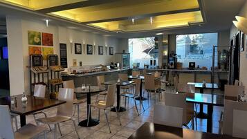 Tägliches Frühstücksbuffet (13.50 EUR pro Person)