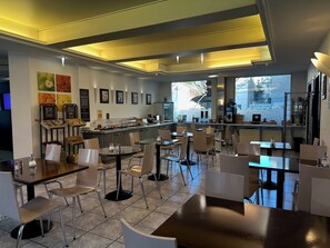 Frokostbuffé hver dag (EUR 13.50 per person)