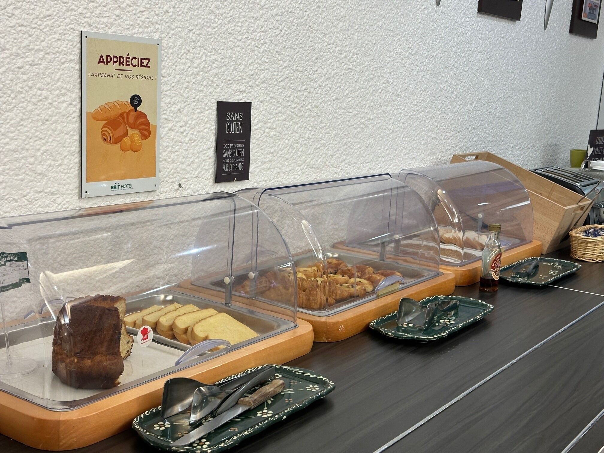 Een buffetgedeelte met verschillende etenswaren in glazen containers.
