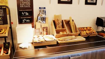 Desayuno buffet diario (EUR 13 por persona)