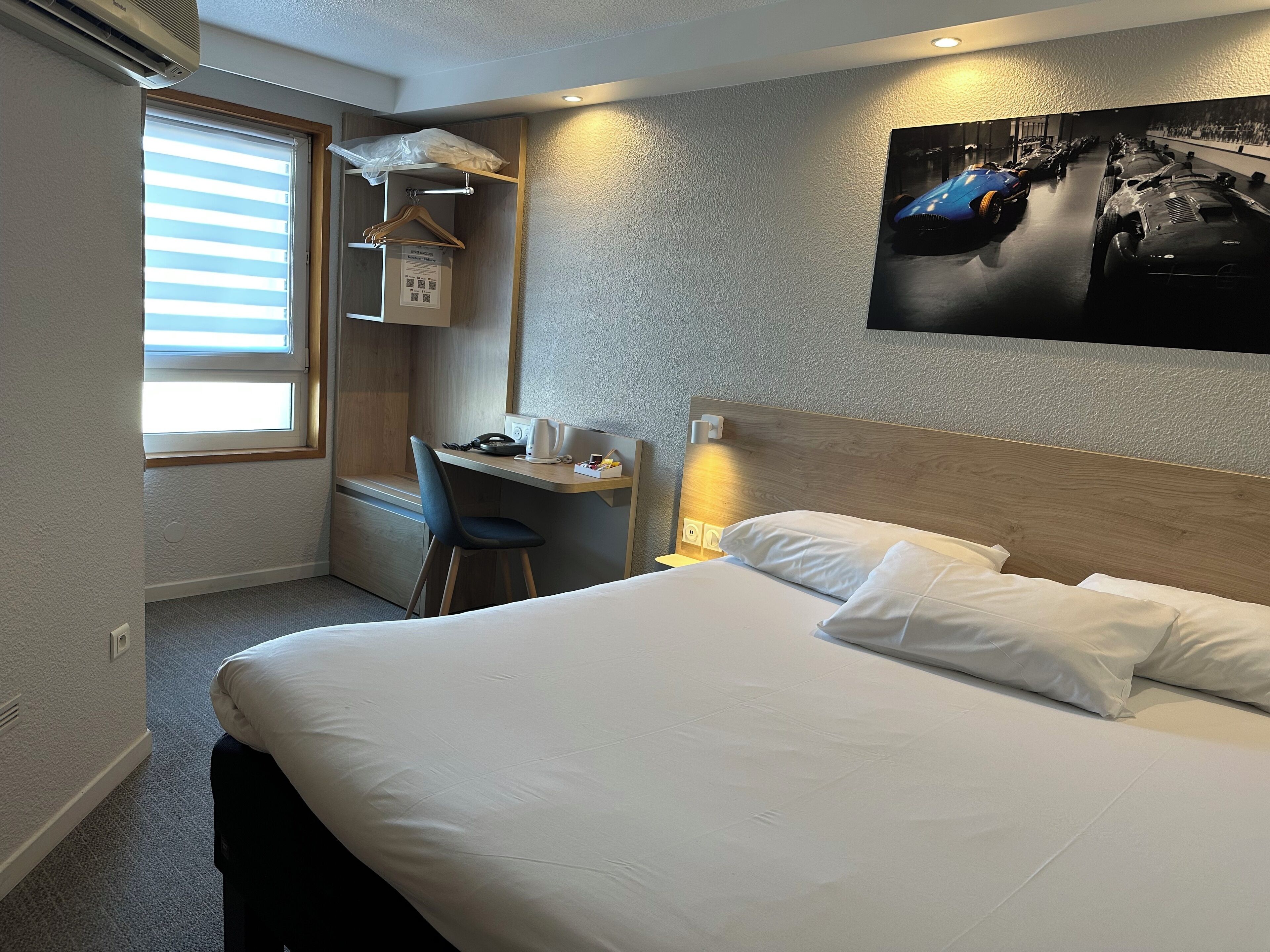 Bureau, espace de travail pour ordinateur portable, rideaux occultants