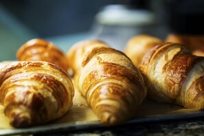 Ein Tablett mit Croissants.