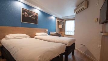 Standard Twin Room | Desk, laptop workspace, blackout drapes, iron/ironing board