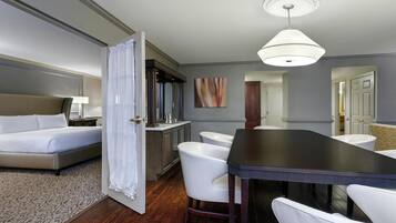 Suite, 1 cama King size | Baño | Tina con regadera, amenidades de baño gratuitas, secadora de cabello