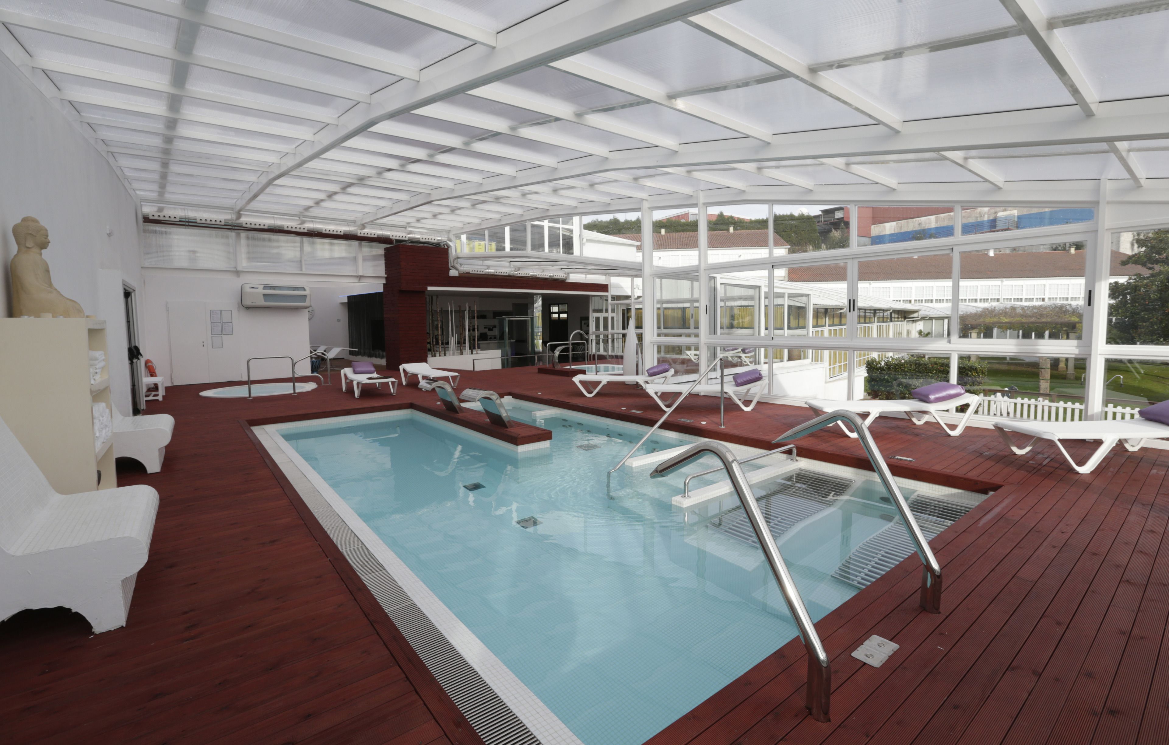 Una piscina cubierta, una piscina al aire libre