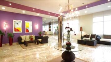 Coin salon dans le hall