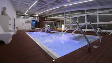 Een binnenzwembad en een buitenzwembad