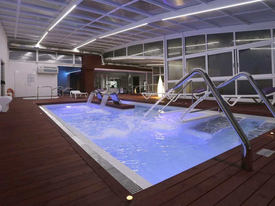 Una piscina cubierta, una piscina al aire libre