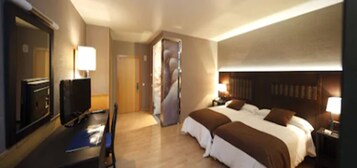 Habitación estándar | Minibar, caja fuerte, escritorio y cortinas opacas