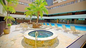Piscina externa, funciona das 7h às 21h, espreguiçadeiras