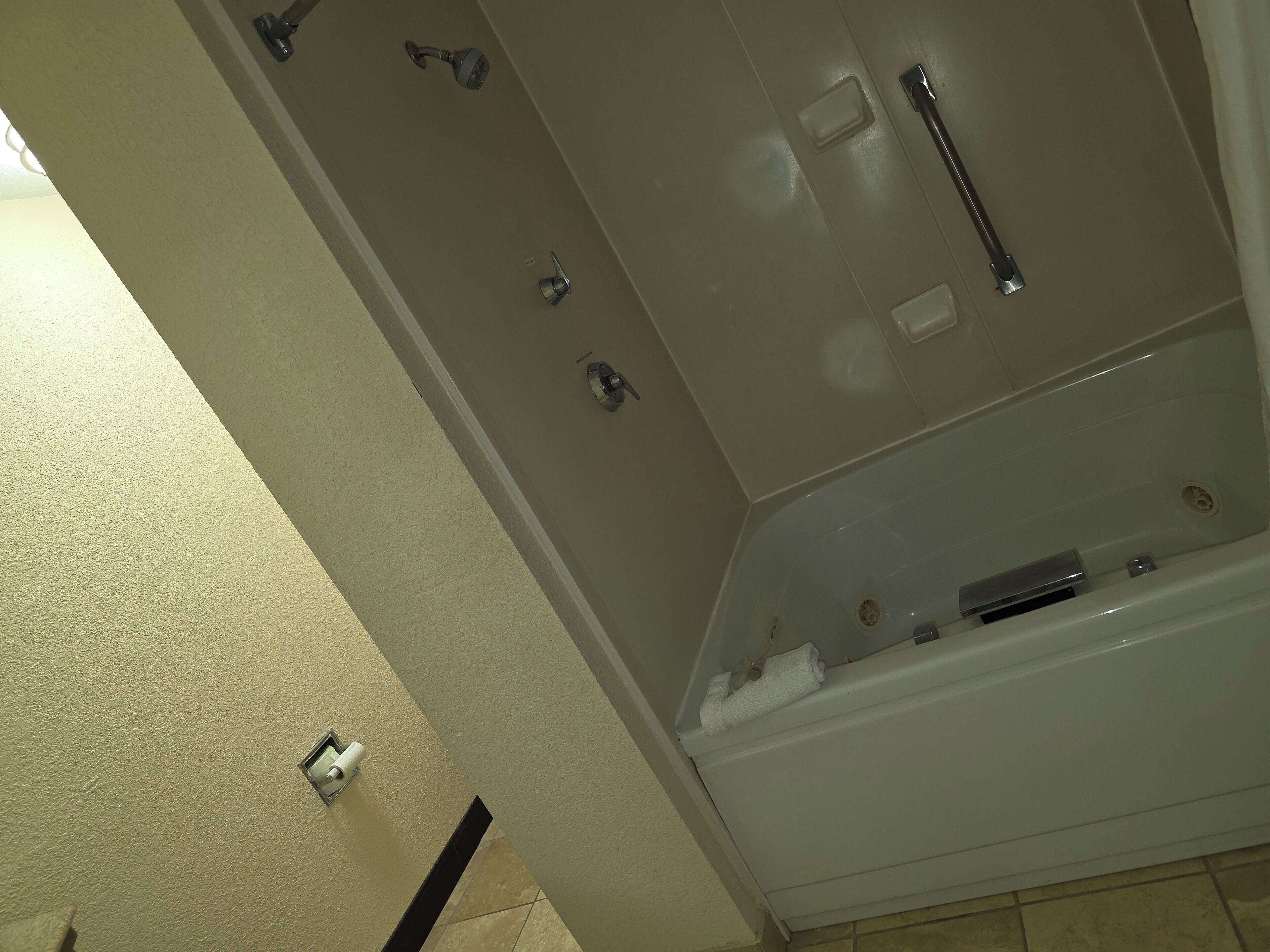 Un bagno con una vasca, una doccia e un water.
