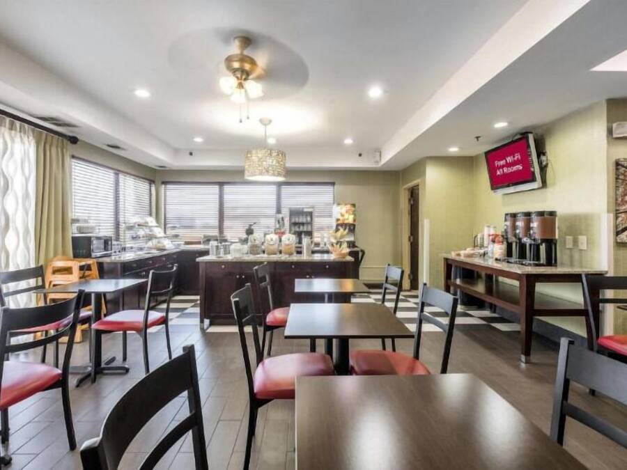 Lit avec matelas en mousse à mémoire, bureau