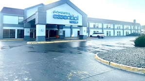 A Sonesta Essential Hotel with a modern design, featuring a large entrance and a parking lot. - Sonesta Essential Ames (Ames)