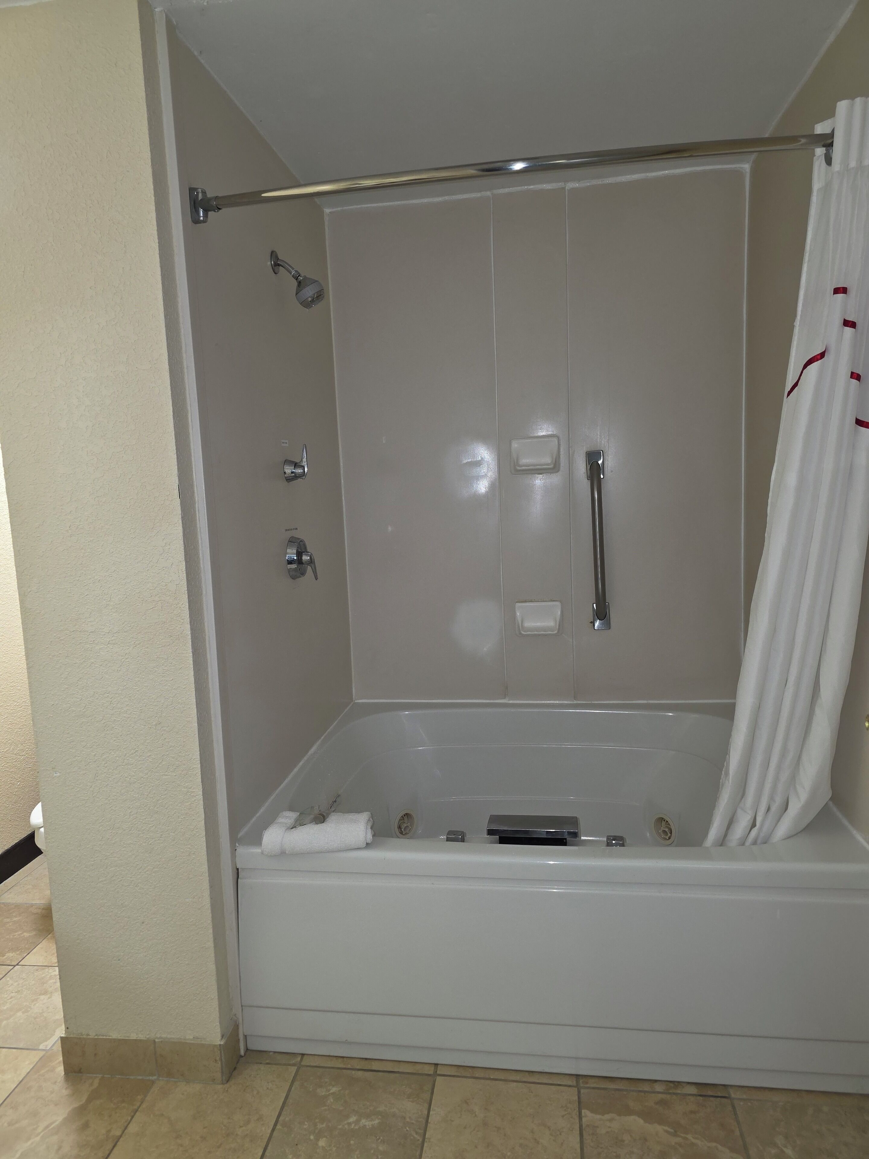 Habitación, 1 cama de matrimonio grande, bañera de hidromasaje | Baño | Ducha y bañera combinadas y cabezal de ducha tipo lluvia