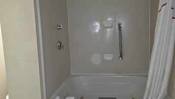 Habitación, 1 cama de matrimonio grande, bañera de hidromasaje | Baño | Ducha y bañera combinadas y cabezal de ducha tipo lluvia