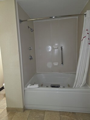 Zimmer, 1 King-Bett, Whirlpool | Badezimmer | Duschwanne, Regendusche, kostenlose Toilettenartikel, Haartrockner