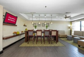 Betten mit Memory-Foam-Matratzen, Schreibtisch