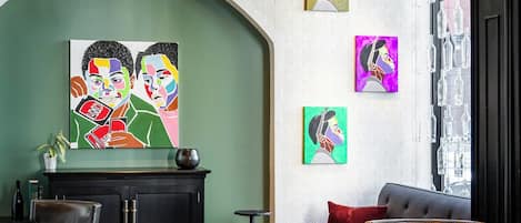 Ein stilvoller Lounge-Bereich mit Kamin, Sitzgelegenheiten und Kunstwerken.