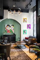 Un espace de détente moderne doté d’une cheminée, de sièges et d’œuvres d’art.