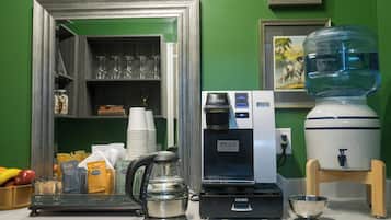 Angolo caffè con macchina Keurig, dispenser di acqua e macinino per caffè.