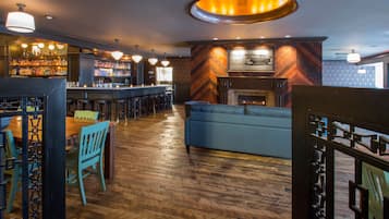 2 bars, lounge dans le hall, bar Ă vin