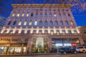 Un edificio histórico con una entrada destacada, ventanas amplias y un letrero que dice 'Elks Temple'.