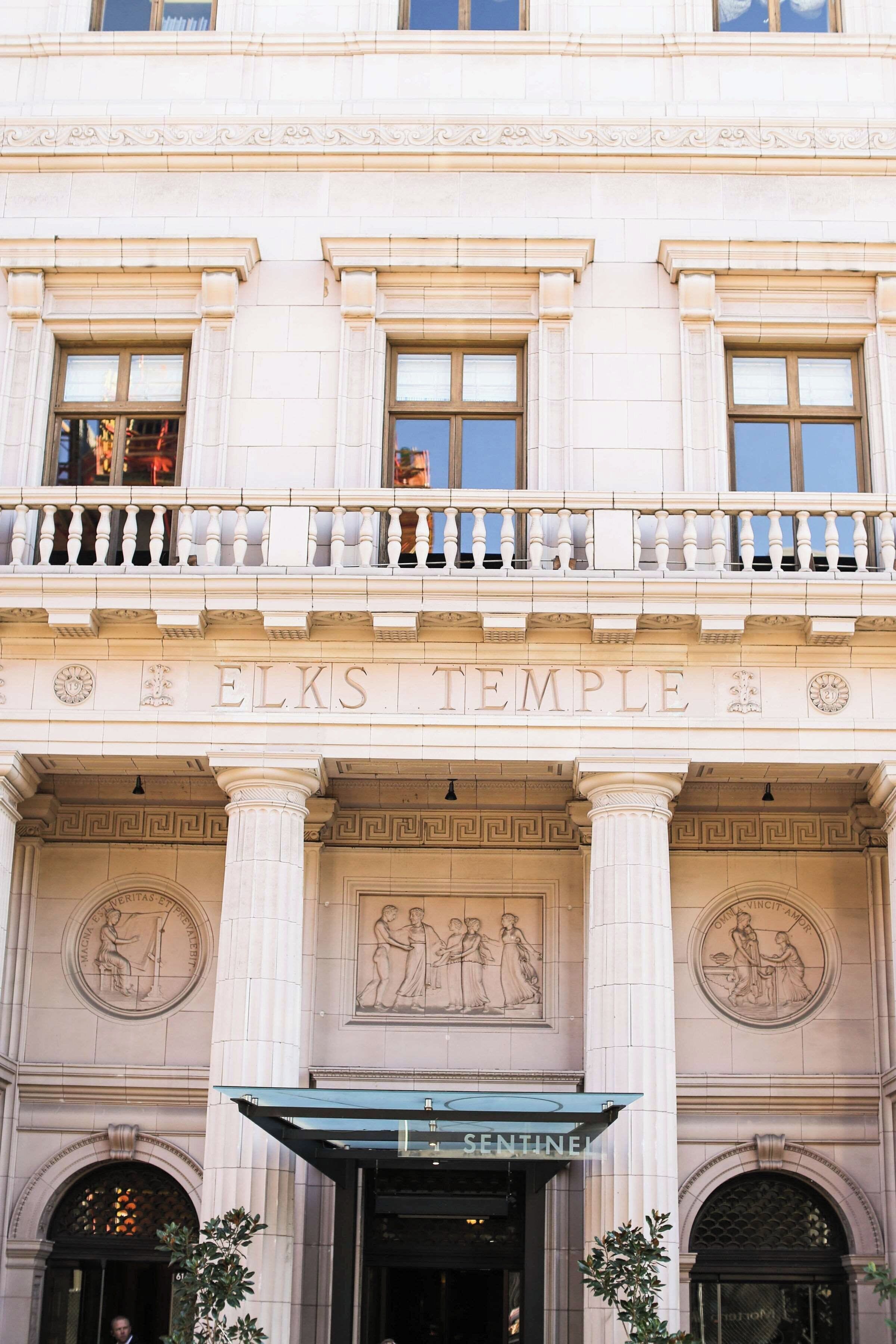 La façade du bâtiment des Elks, ornée d’éléments architecturaux classiques, notamment des colonnes et des reliefs décoratifs.