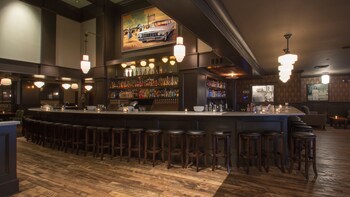 2 bars/lounges, lobby lounge, wine bar at Sentinel Hotel