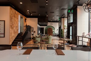 2 bars/lounges, lobby lounge, wine bar