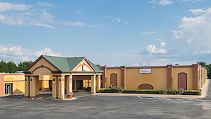 A Red Roof Inn with a two-story building, a covered entrance, and a parking lot. - Red Roof Inn Forsyth (Forsyth)