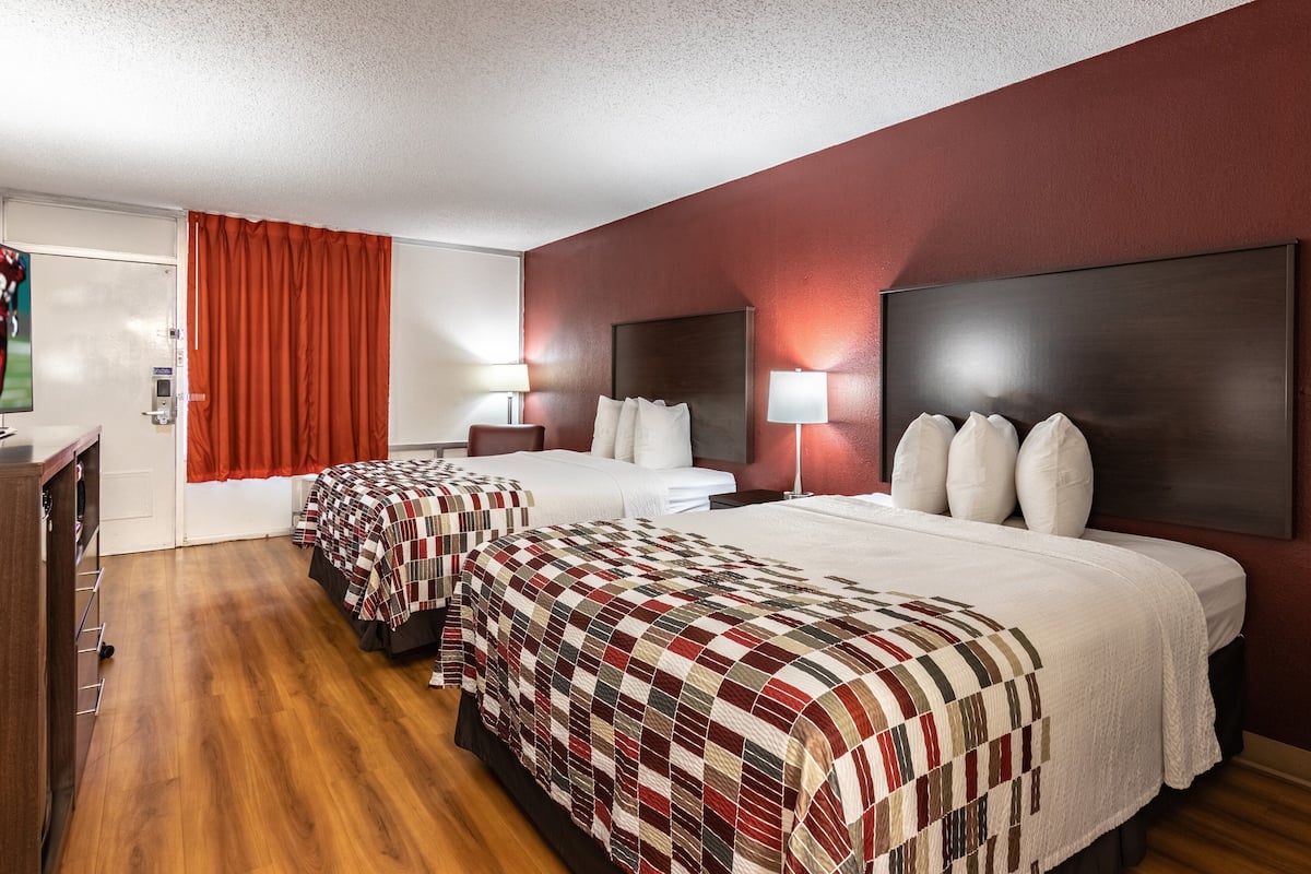 Cortinas blackout, cunas gratuitas, wifi gratis y ropa de cama 