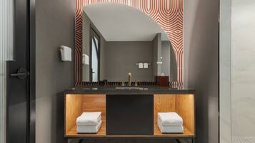 Combined shower/bathtub, hydromassage showerhead