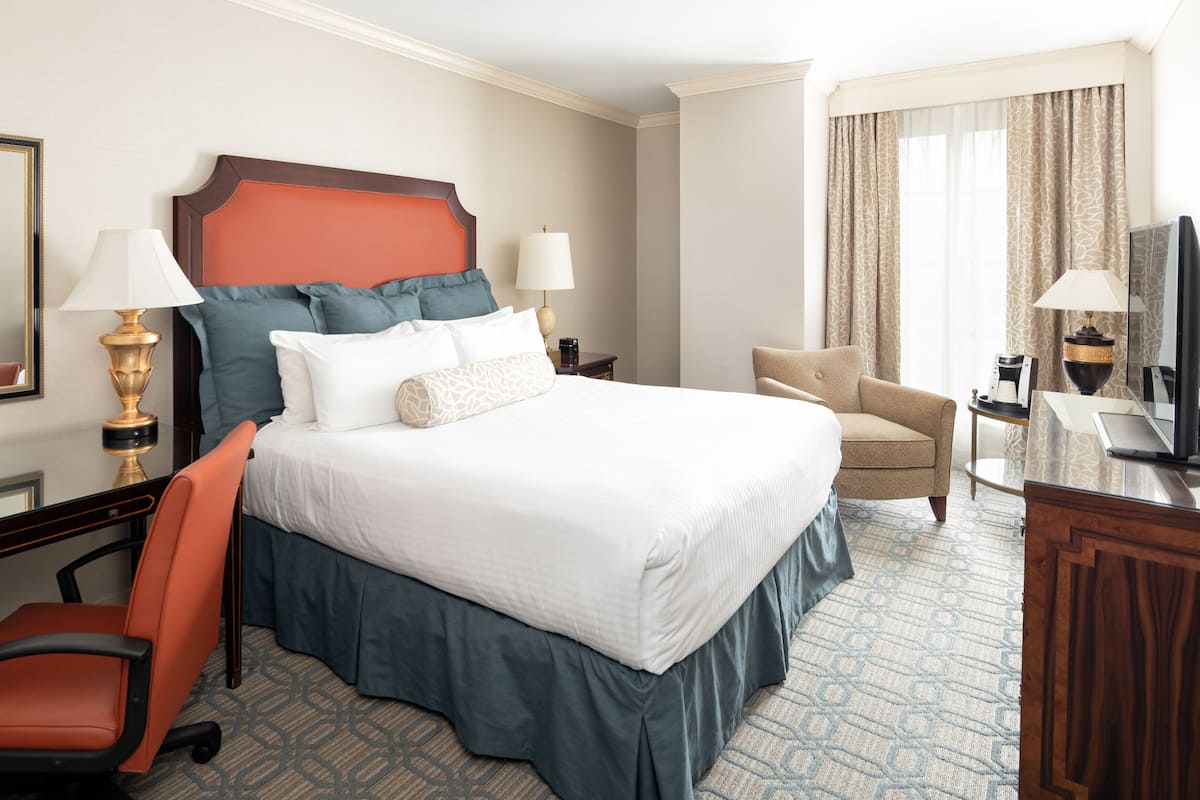 Premium Room, 1 King Bed | Premium bedding, pillow-top beds, in-room safe, desk