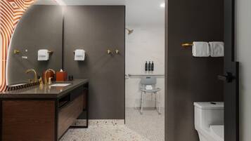 Ein modernes Badezimmer mit Waschtisch, Spüle und Toilette.