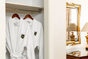 高档床上用品、加厚床垫、客房内保险箱、办公桌