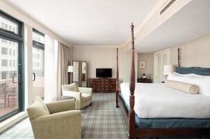 尊荣客房, 1 张特大床, 阳台, 城市景观 | 高档床上用品、加厚床垫、客房内保险箱、办公桌