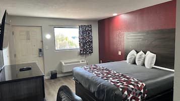 Chambre, 1 très grand lit, accessible aux personnes à mobilité réduite, non-fumeurs | Surmatelas, bureau, fer et planche à repasser